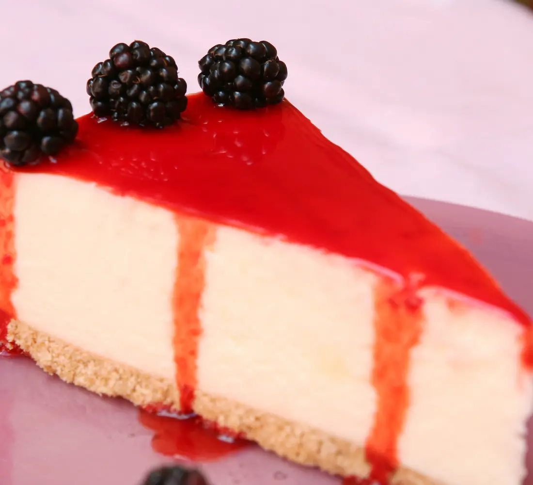 Torta Cheesecake com Calda de Frutas Silvestres